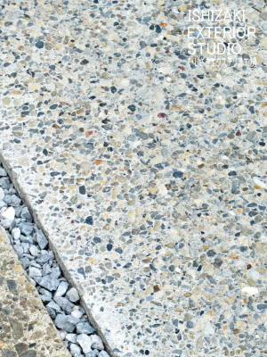 ベージュの樹脂舗装