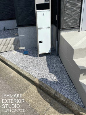 施工前の砂利敷きの宅配ボックス周辺