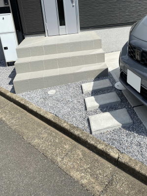 砂利敷き＋ステップの玄関周り施工前