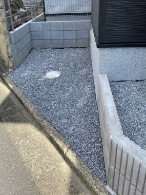 砂利敷きの施工前の自転車置場