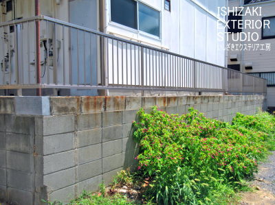 一部ブロックを撤去、鉄筋補強してフェンスを設置後