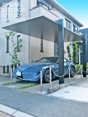 ブラックの柱×シャイングレーの屋根でモダンな車庫