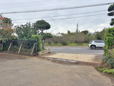 敷地側からの既存のゲートと入口全体