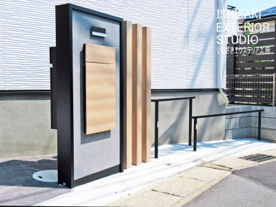 宅配ボックスと角柱はオークカラーで統一