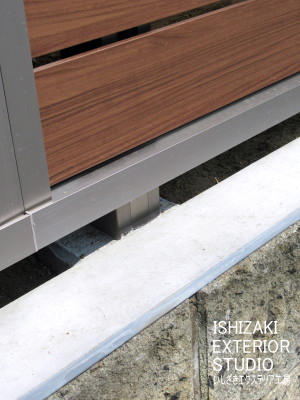 既存のブロックの内側に柱を設置、ブロック上はモルタル仕上げ