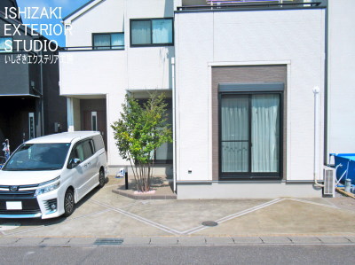 芝生と目地をインターロッキングで埋めた施工後