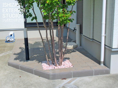 笠木で縁取りしたインターロッキング敷きのテラス