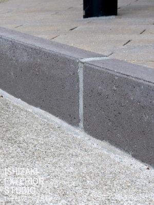 ボルドーカラーの笠木で縁取り