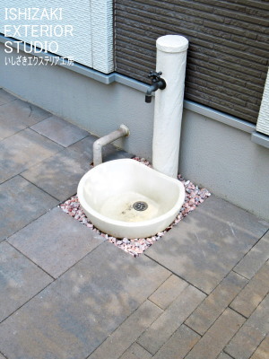 立水栓の周囲に入れたピンク系の化粧砂利