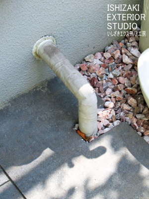 インターロッキングをくり貫いて加工した配管部分