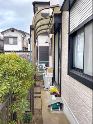 穴が目立つサイドからみた施工前のテラス屋根