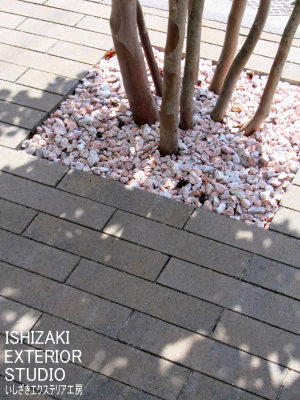 ピンクの化粧砂利で隠したシンボルツリーの足元