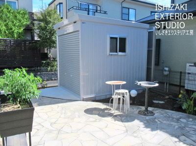 低木を撤去してコンクリートのアプローチとバイク用スペース設置後