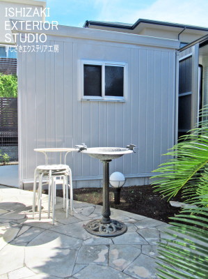 側面のガラス窓