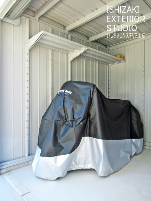 >出入り口に設置した縁石と土間コンクリートの床