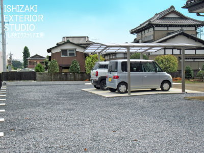 土間コンクリート床とカーポートの車庫