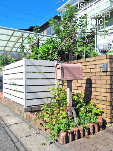 木調目隠しフェンスで道路への枝のはみ出し予防