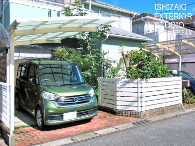 花壇に沿って白の目隠しフェンスで囲った施工後
