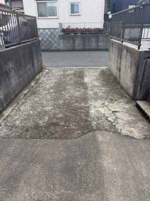 施工前のボロボロだった車庫の土間コンクリート