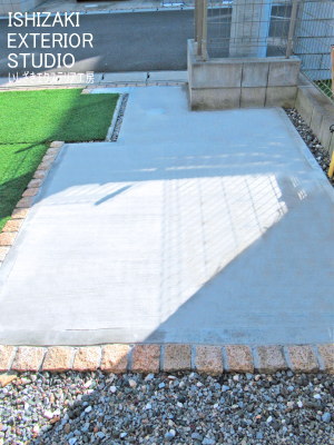 縁取りした土間コンクリートの自転車置場