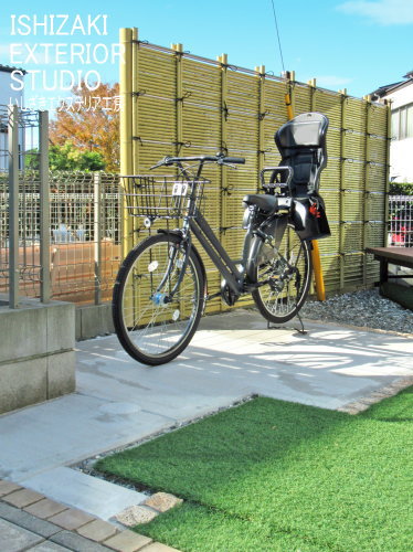 庭の一部に設置した自転車置場