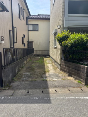 経年劣化でボロボロな車庫の土間コンクリート