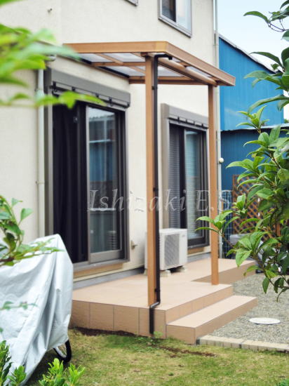 木調屋根テラスとタイルテラスを設置したお庭のリフォーム施工実例