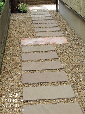 天然石材平板のステップと化粧砂利のアプローチ