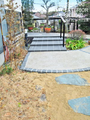 階段の段差を小さく、石材ステップも埋めて土面に揃えた施工後