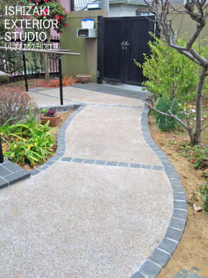 舗装した広くて歩き易い小道