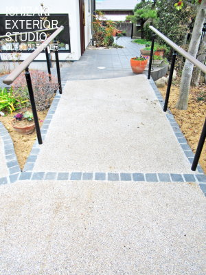 手すり付のスロープで歩き易くなった施工後