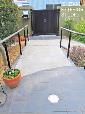 玄関ポーチから直接門扉に繋げたアプローチ