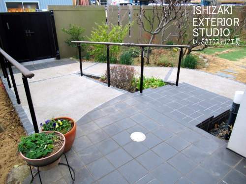 歩き易いスロープと階段付きの和モダンアプローチと庭