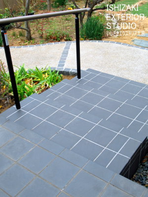 黒×ベージュの和モダンな雰囲気の庭