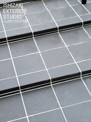 既存のタイルと揃えたブラックのタイル