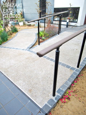 既存のポーチや門扉周りと調和したデザイン