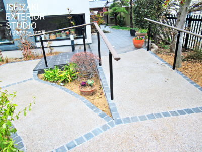 回廊のように繋がったアプローチ