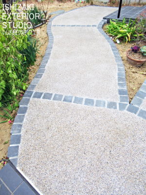 Rのカーブを描く庭側への小道