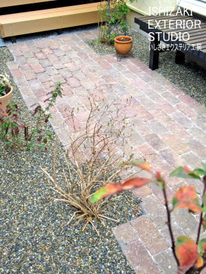 レンガ風ブリック材の舗装と砂利で雑草対策