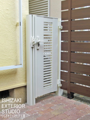 アプローチ側に設置した「開き門扉AB　YR1型」