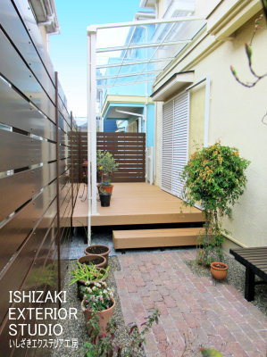 目隠しフェンス側からのウッドデッキとテラスの様子