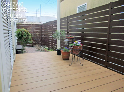 目隠しフェンスでプライバシーが確保された庭