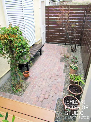 和室前の濡縁と舗装されたアプローチ、砂利の様子