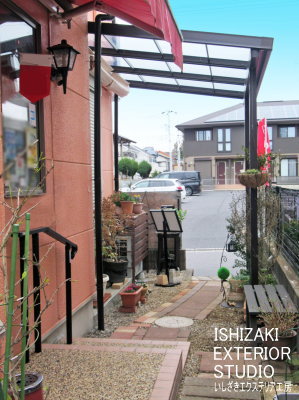 雨除けのテラスと手すりでアクセスし易くなったアプローチ