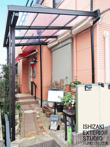 木調テラス屋根「シュエット」で南欧風の店舗