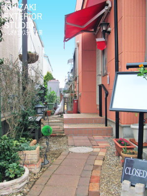 南欧風の雰囲気の店舗エントランス