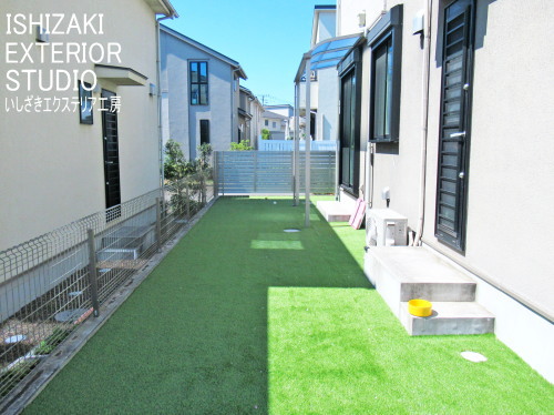 テラス屋根×デッキ×目隠しフェンス、レンガ風舗装でナチュラルガーデンに
