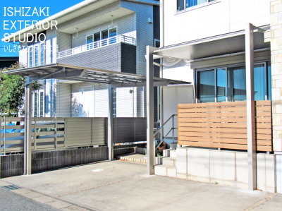 テラスSCとカーポート、隣家境界の目隠しフェンスの全景