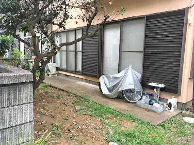 雑草が目立つ施工前の庭