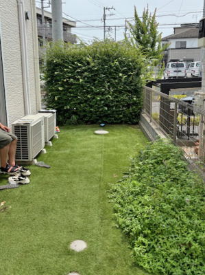 道路側生垣と人工芝のみだった施工前